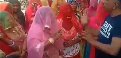 सवर्ण महिलाओं ने दलित महिला को मंदिर में पूजा करने से रोका / Photo- Twitter