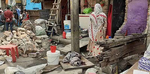 शौचालय का मलबा संभालती महिला, जहांगीरपुरी, दिल्ली / फोटो - पूनम मसीह, द मूकनायक