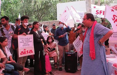 दिल्ली विश्वविद्यालय के आर्ट्स फैकल्टी में छात्रों-शिक्षकों द्वारा नई शिक्षा नीति और CUET के खिलाफ एक सार्वजनिक चर्चा का आयोजन / फोटो - Saurav Singh