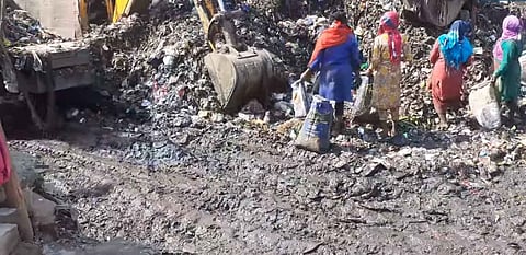 कूड़े के पहाड़ में अपनी जीविका चलाने के लिए कूड़ा बीनती स्थानीय महिलाएं / फोटो : पूनम मसीह, द मूकनायक