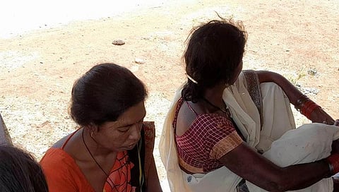 मृतक धनसाय के पड़ोसी, फोटो- अंकित पचौरी, द मूकनायक