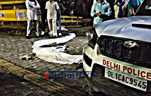 पीड़िता के साथ हुए अत्याचार के खिलाफ आक्रोशित परिजन पूरी रात शव के साथ भारी बारिश में थाने के सामने बैठे रहे / Photo: @KotwalMeena