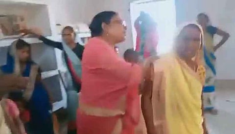 पोषक आहार लेने आए दलित बच्चों के परिजनों को धक्के मार बाहर करती नजर आईं आशा बहू!