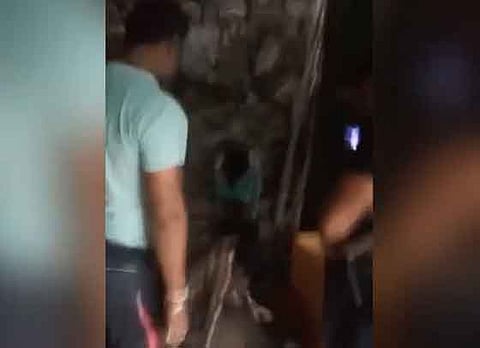 आदिवासियों को बंधक बनाकार पिटाई का वीडिओ वायरल