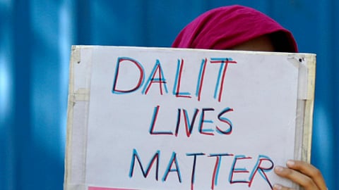 उत्तर प्रदेश: दलितों ने घर के सामने लगाया ‘मकान बिकाऊ’ का पोस्टर, जानिए क्या है दलितों के पलायन का मामला!