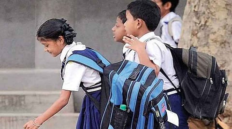 मध्य प्रदेशः तौल में 8 से 10 किलो निकला स्कूली बैग का वजन, कार्रवाई के लिए कलेक्टर को लिखा पत्र