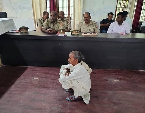 अधिकारियों के सामने जमीन पर बैठे बुजुर्ग किसान ने बताई वायरल फोटो की हक़ीकत