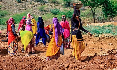 मनरेगा में कार्य करती महिलाएं। फोटो साभार- Google