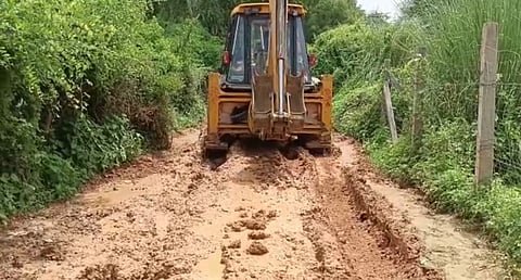 खबर का असरः बैरवा बस्ती के मुख्य रास्ते पर मौरंग डालने का काम शुरू