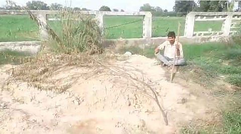 बेटे के कब्र की रखवाली करता पिता