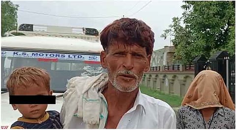 बेटे की अस्थि विसर्जन कर गांव लौटे आदिवासी परिवार का रास्ता रोका