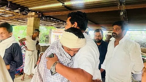 जालौर पहुंचकर इंद्र मेघवाल के परिजनों से मुलाकात करते चंद्रशेखर आजाद