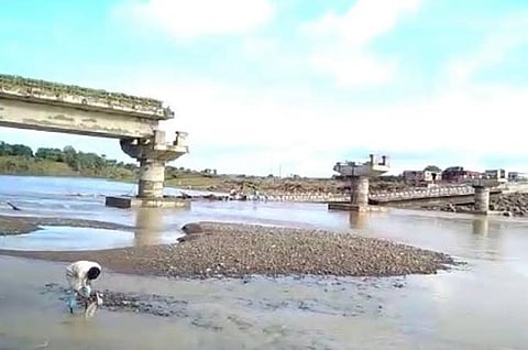 मध्यप्रदेश में बांध टूटने से सैकड़ो गाँव बाढ़ की चपेट में