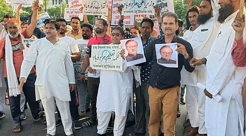 उर्दू भाषा को प्राथमिक विद्यालयों में पढ़ाने व शिक्षक नेता का निलम्बन वापस लेने के लिए प्रदर्शन (फोटो- अब्दुल माहिर, द मूकनायक)