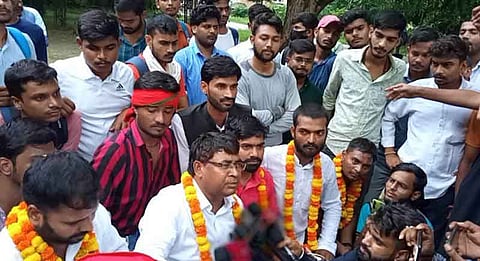 फीस वृद्धि के खिलाफ छात्रों के समर्थन में आए दलित प्रोफेसर