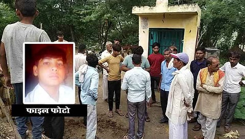 परीक्षा के समय दी गई कॉपी में सामाजिक विज्ञान लिखते समय ’आ’ की मात्रा गलत होने पर सवर्ण शिक्षक द्वारा छात्र की बर्बरता से पिटाई