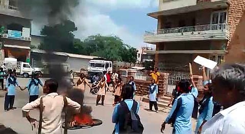 शैक्षिक सत्र के मध्य में शिक्षकों के तबादले से नाराज छात्रों ने स्कूलों में की तालाबंदी