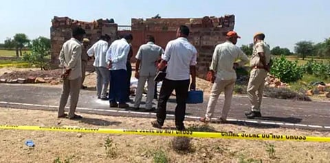 जाँच करती एफएसएल टीम / फोटो- अजरुद्दीन, द मूकनायक