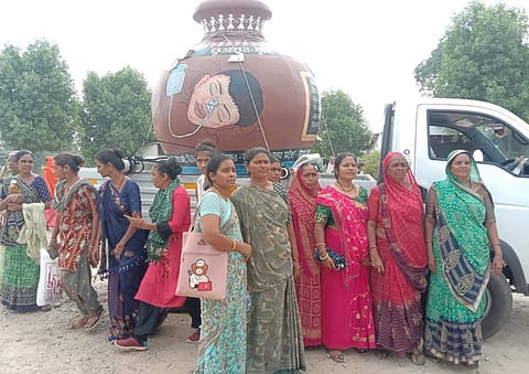 इंद्र मेघवाल के परिवार से मिली 400 महिलाएं