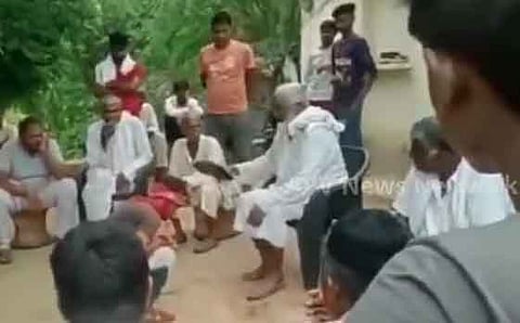 दलित युवक के सिर पर जूते मारने का वीडिओ वायरल, पुलिस ने बताया एक महीना पुराना मामला