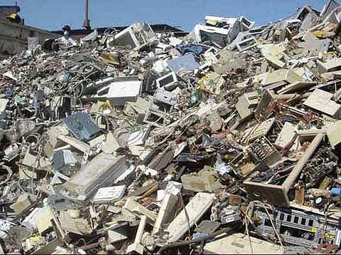 इलेक्ट्रॉनिक कचरे से पर्यावरण प्रदूषित, भोपाल में ई-वेस्ट क्लीनिक से की जा रही प्रोसेसिंग