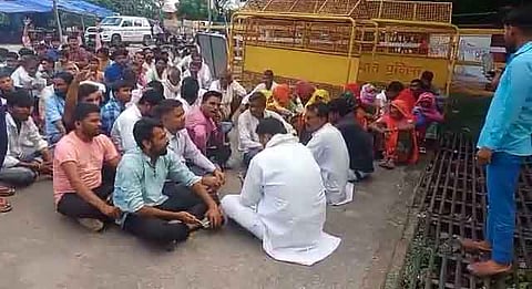 घटना के 13वे दिन बलात्कार के आरोपी की गिरफ्तारी की मांग को लेकर दोसा कलेक्ट्रेट के बाहर धरना देते बहुजन समाज के लोग