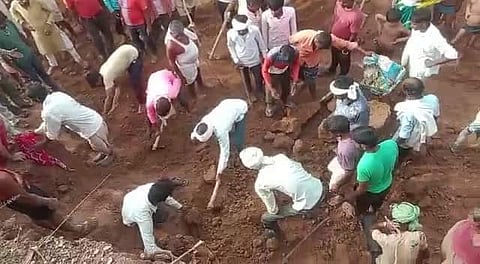 मिट्टी की ढांग ढहने के बाद बचाव कार्य करते ग्रामीण