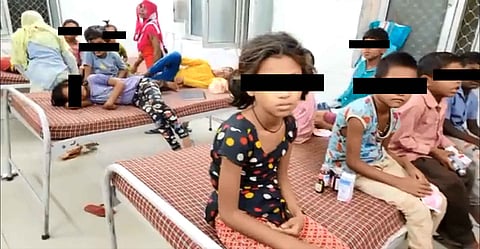 तबीयत बिगड़ने पर अस्पताल में भर्ती हुए प्राथमिक स्कूल के बच्चे (फोटो साभार- Twitter)