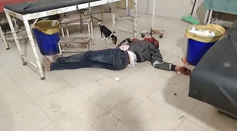 इमरजेंसी वार्ड में फर्श पर खून से लथपथ पड़ा घायल