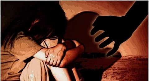 मध्य प्रदेशः आदिवासी परिवार की 4 वर्षीय मासूम बच्ची से बलात्कार, खेत में खून से लथपथ मिली