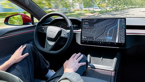 Condução autónoma: Tesla contabiliza milhões enquanto lei portuguesa empurra para o deserto