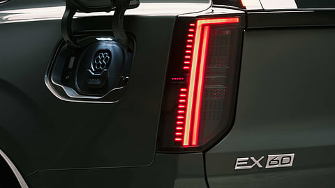 Volvo pensa em cintos de segurança para mulheres. Tudo começa no EX60