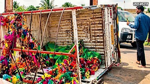 Chhatrapati Sambhajinagar Pickup Overturns