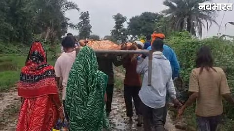 pregnant woman carried on cot after three hour ambulance wait in Chhatarpur
