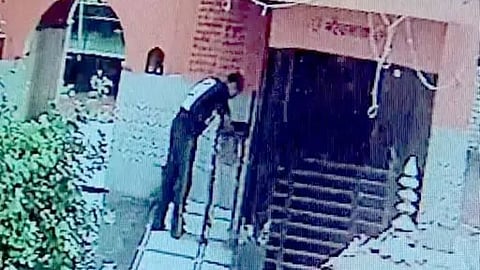 Thief Breaks Temple Donation Box in Muzaffarnagar Crime Captured on CCTV