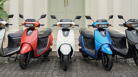 Kinetic electric scooter makes its entry 132 km range and impressive features srs13