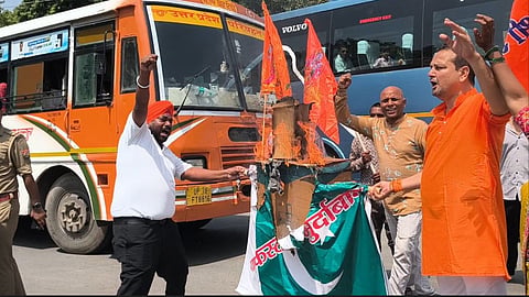 Agra Hindu Mahasabha Protest Burns Effigy Pakistan Remarks Saharanpur Action