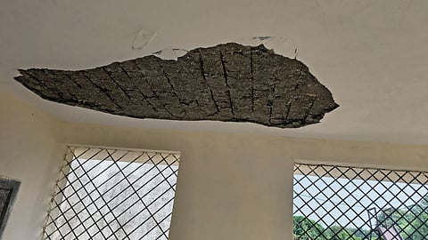 wardha sevagram zp school roof plaster collapse