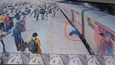 Agra Cantt Railway Station GRP Personnel Rescue Passenger Trapped Between Moving Train and Platform