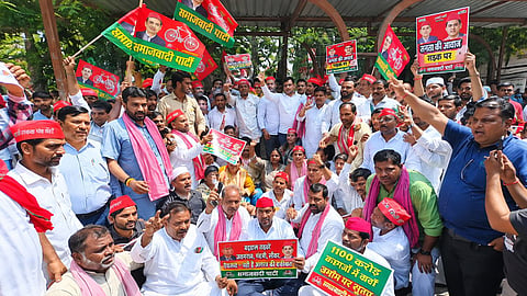 Agra Samajwadi Party Demonstrates Against Civic Issues and Municipal Corporation