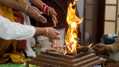 Havan ke niyam ahuti dene ki sahi vidhi mantra aur ungli.