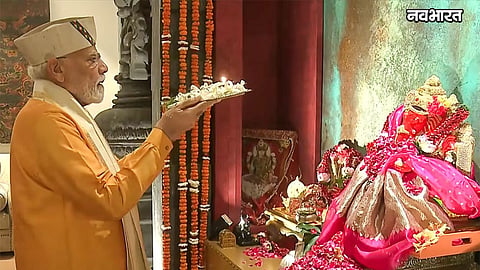 pm modi attends ganesh aarti at piyush goyal residence in marathi attire