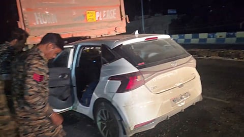 Car carrying suspected robbery accused crashes into a dumper