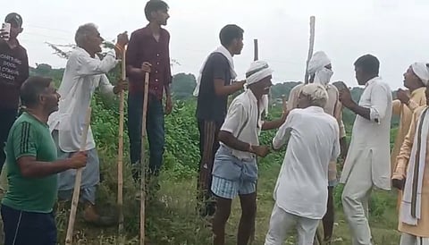 सरकारी जमीन पर कब्जे को लेकर दो पक्षों में विवाद , जमकर चले लाठी डंडे, हुई फायरिंग