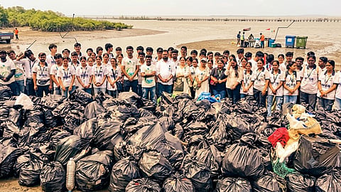 Mumbai University Ganeshotsav Beach Cleaning