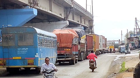 gondia soundad nh53 traffic jam incomplete flyover