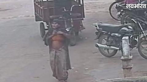 Suspected woman entering an elderly woman's house in Morena