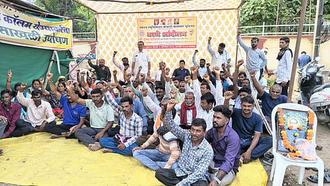 bhandara 59 contract sanitation workers protest