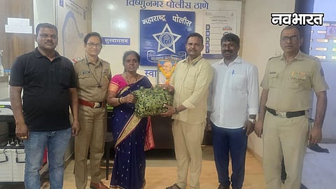 dombivli vishnu nagar police recover 16 tola gold cash left in auto gsp26