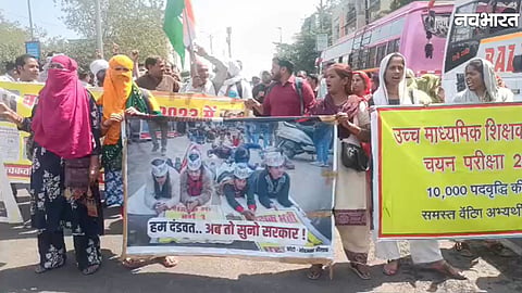 Class 1 teacher recruitment candidates protesting